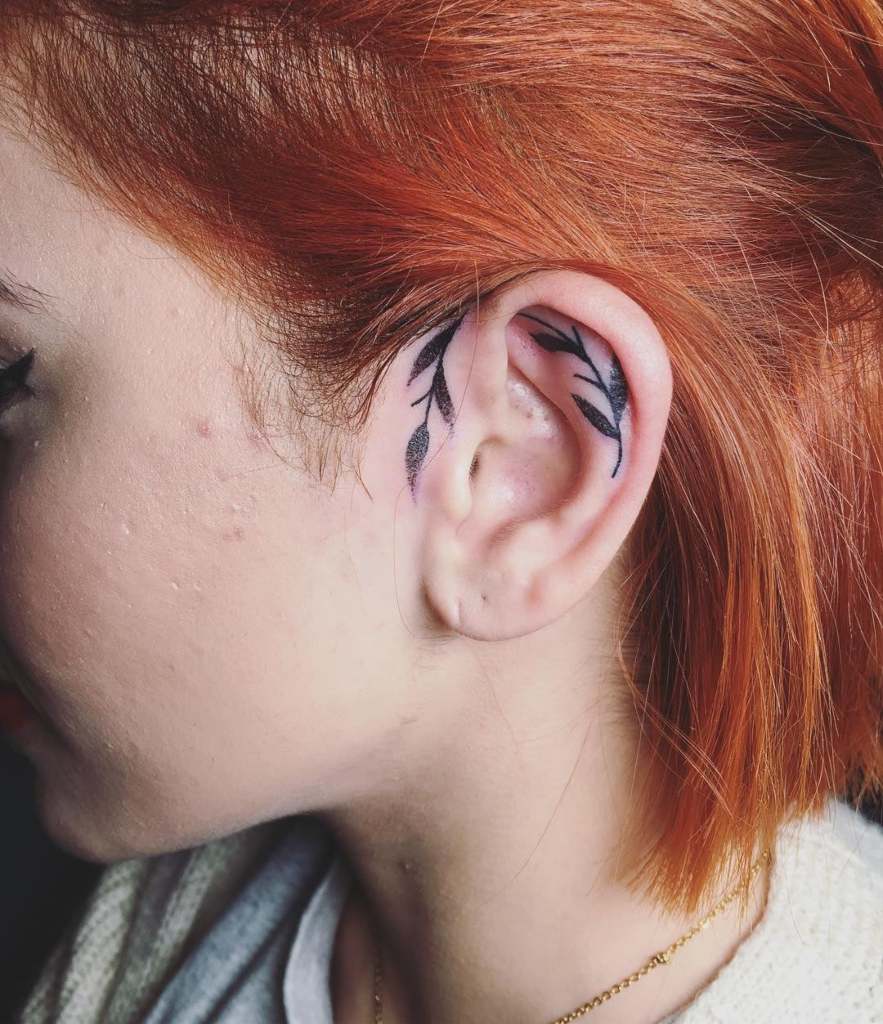 Branche d'oreilles de tatouages à l'intérieur et à l'extérieur