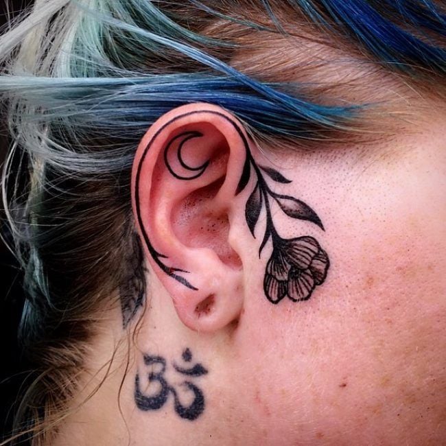 Tatuaggi per le orecchie con ramo di luna e fiore nero