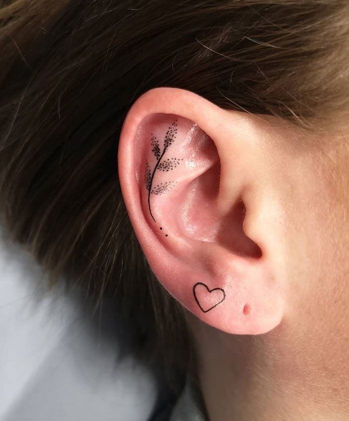 Ohrenzweig-Pointillismus und Herz-Tattoos