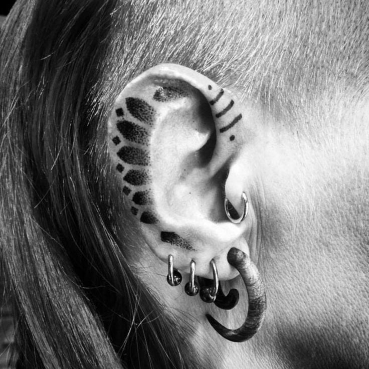 Tatuaggi per orecchie di tipo tribale
