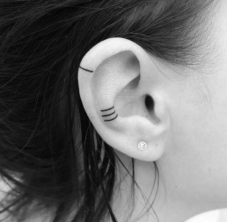 Tattoos an den Ohren bestehen aus drei dünnen Bändern und einem separaten