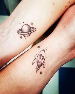 Piccoli tatuaggi per coppie: razzo e Saturno sulle braccia