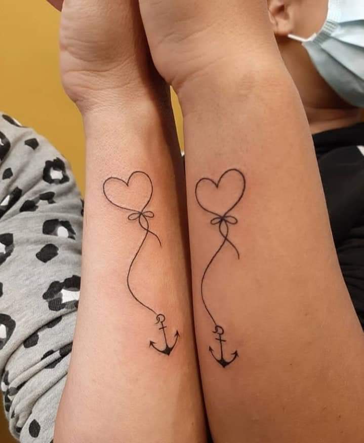 Petits Tatouages Couples coeur et ancre sur le côté du poignet