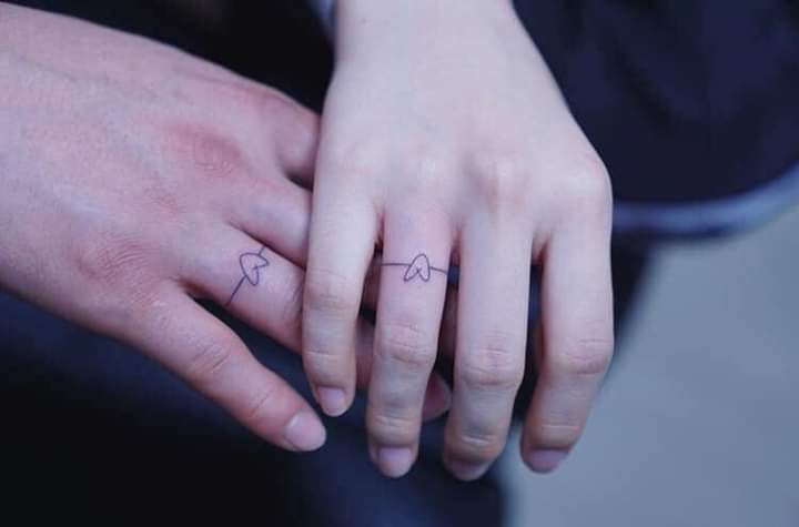 Piccoli tatuaggi per coppie con cuori sulle dita