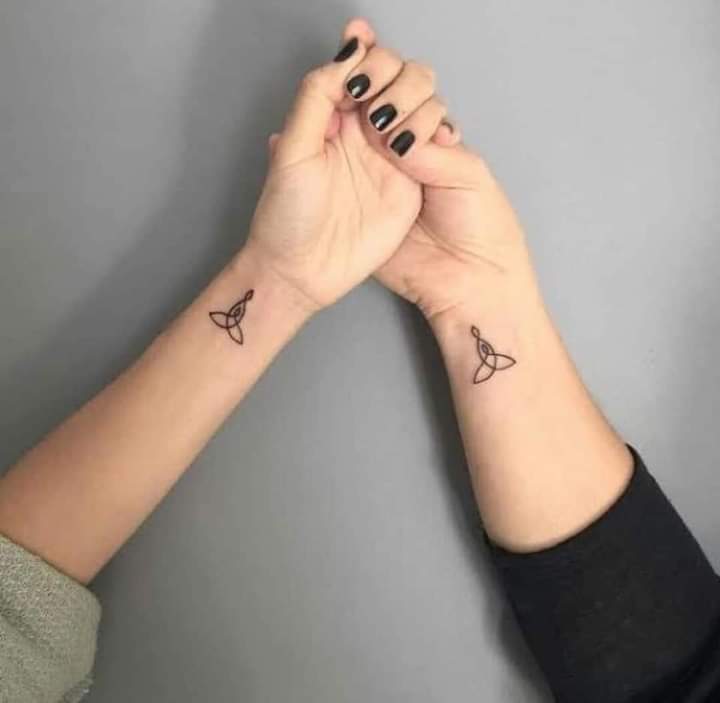 Kleine Tattoos für Paare mit geometrischen Zeichnungen auf beiden Handgelenken