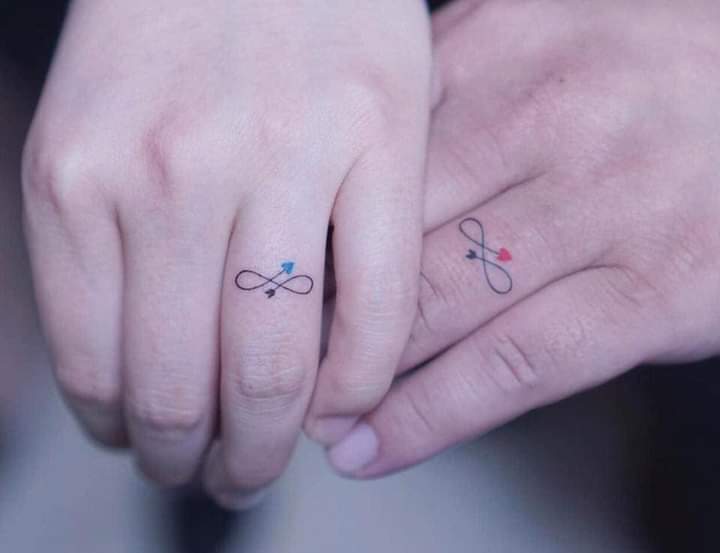 Kleine Tattoos für Paare in Unendlichkeit auf den Fingern