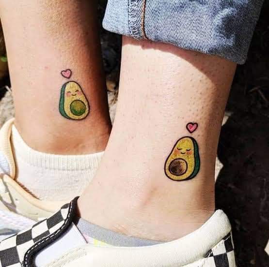 Kleine Tattoos für Paare, kleine Avocado-Avocado am Knöchel