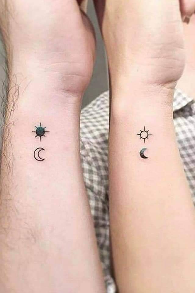 Piccoli tatuaggi per coppie, sole e luna complementari sul polso