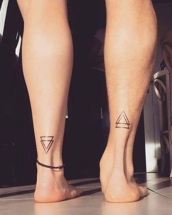 Kleine Tattoos für Paare mit umgekehrten Dreiecken auf der Wade