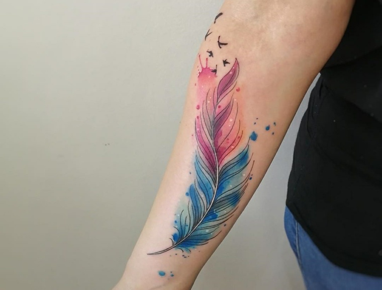 Tatuagens de penas e pássaros em mulheres aquarela no braço