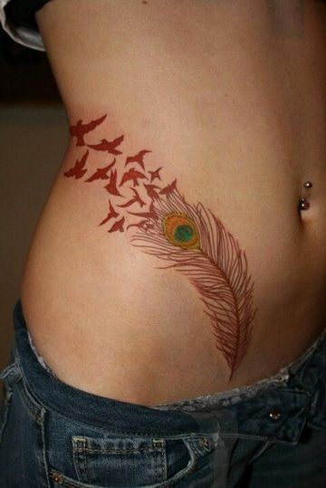 Tatuagens de penas e pássaros em mulheres na lateral do abdômen