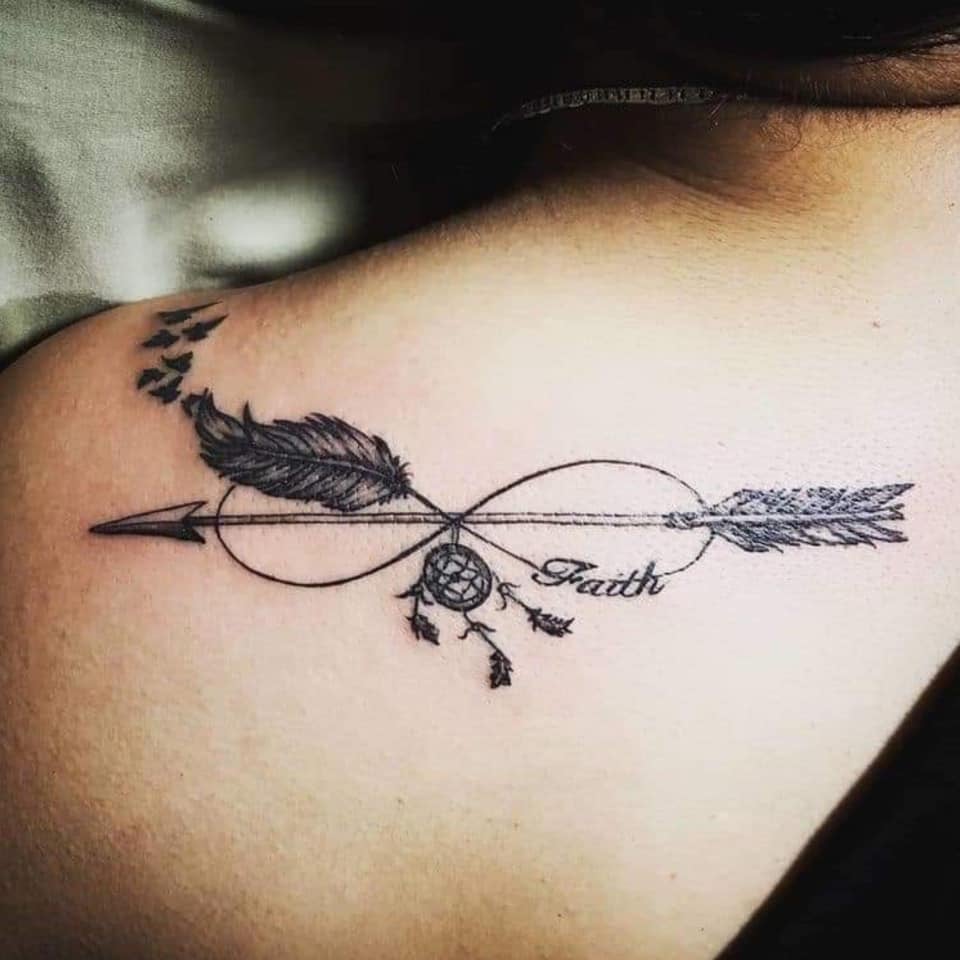 Tatouages de plumes et d'oiseaux sur les femmes avec le symbole de l'infini et une flèche sur l'épaule