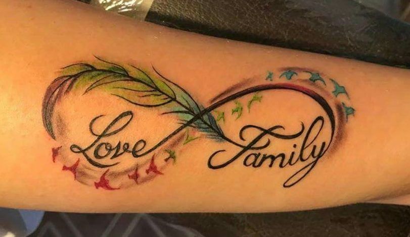 Tatuagens de penas e pássaros em mulheres com símbolo do infinito e palavras Love Family