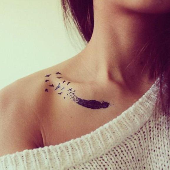 Tatuaggi di piume e uccelli sulle donne sotto il collo sulla clavicola
