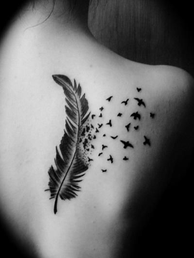 Tatuajes Pluma y Pajaros en Mujeres en Espalda Negro
