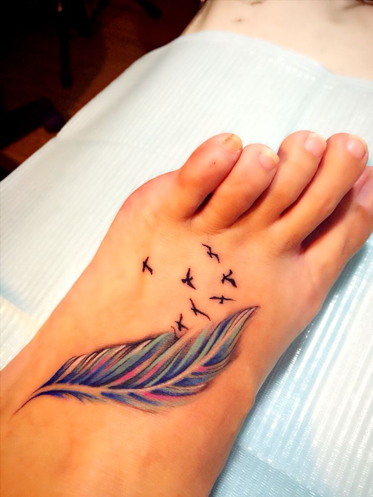 Tatuagens de penas e pássaros em mulheres a pé