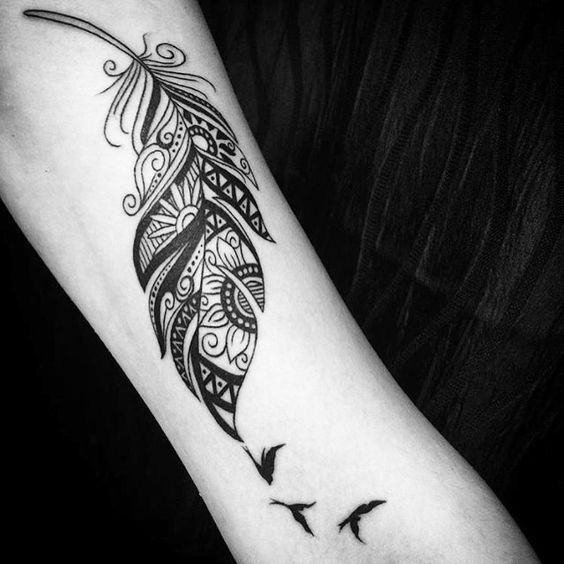 Tatuagens de penas e pássaros em estilo geométrico feminino