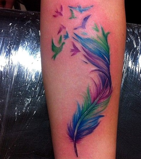 Tatuagens de penas e pássaros em mulheres motivo artístico colorido 2