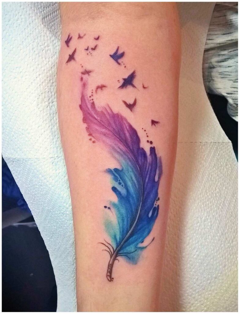 Tatuaggi di piume e uccelli sulle donne, vari uccelli in viola e blu