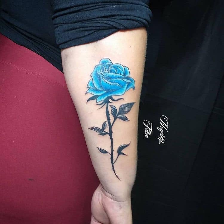 Blaue Rosen-Tattoos auf großem Unterarm
