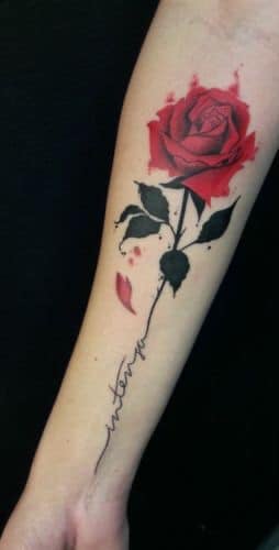 Tatouages de rose pour les femmes sur l'avant-bras complet
