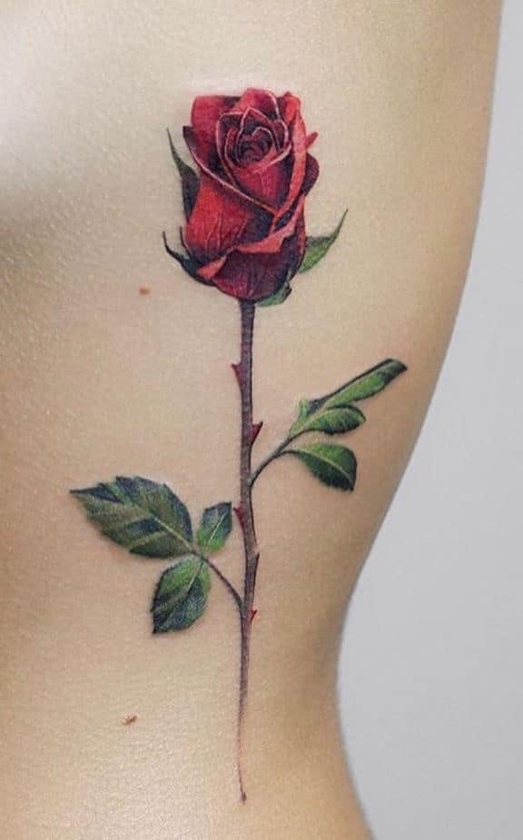 Tatuagens de rosas para mulheres na lateral das costas