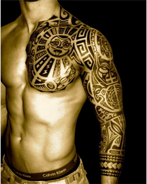 Tatuagens tribais no peito esquerdo do homem e manga cheia do braço esquerdo