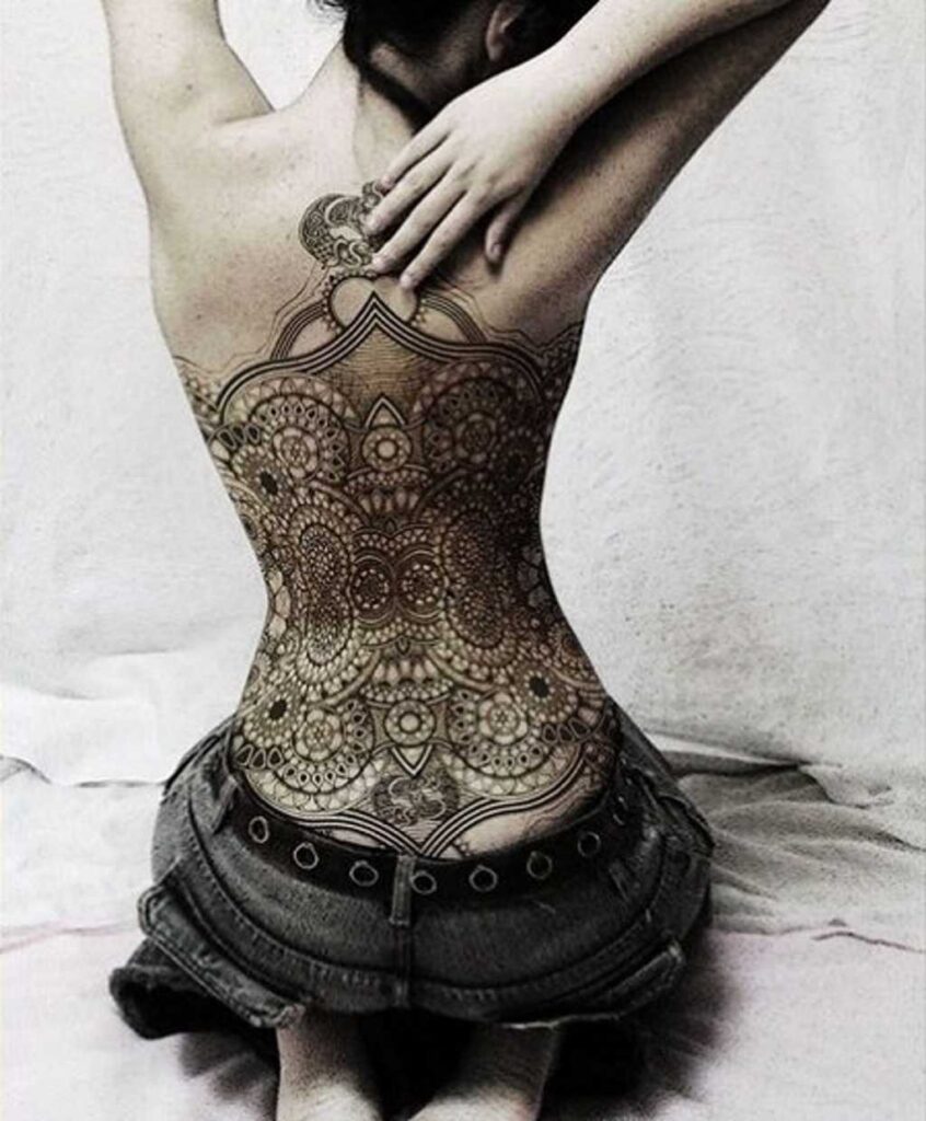 Mulher com tatuagens tribais nas costas