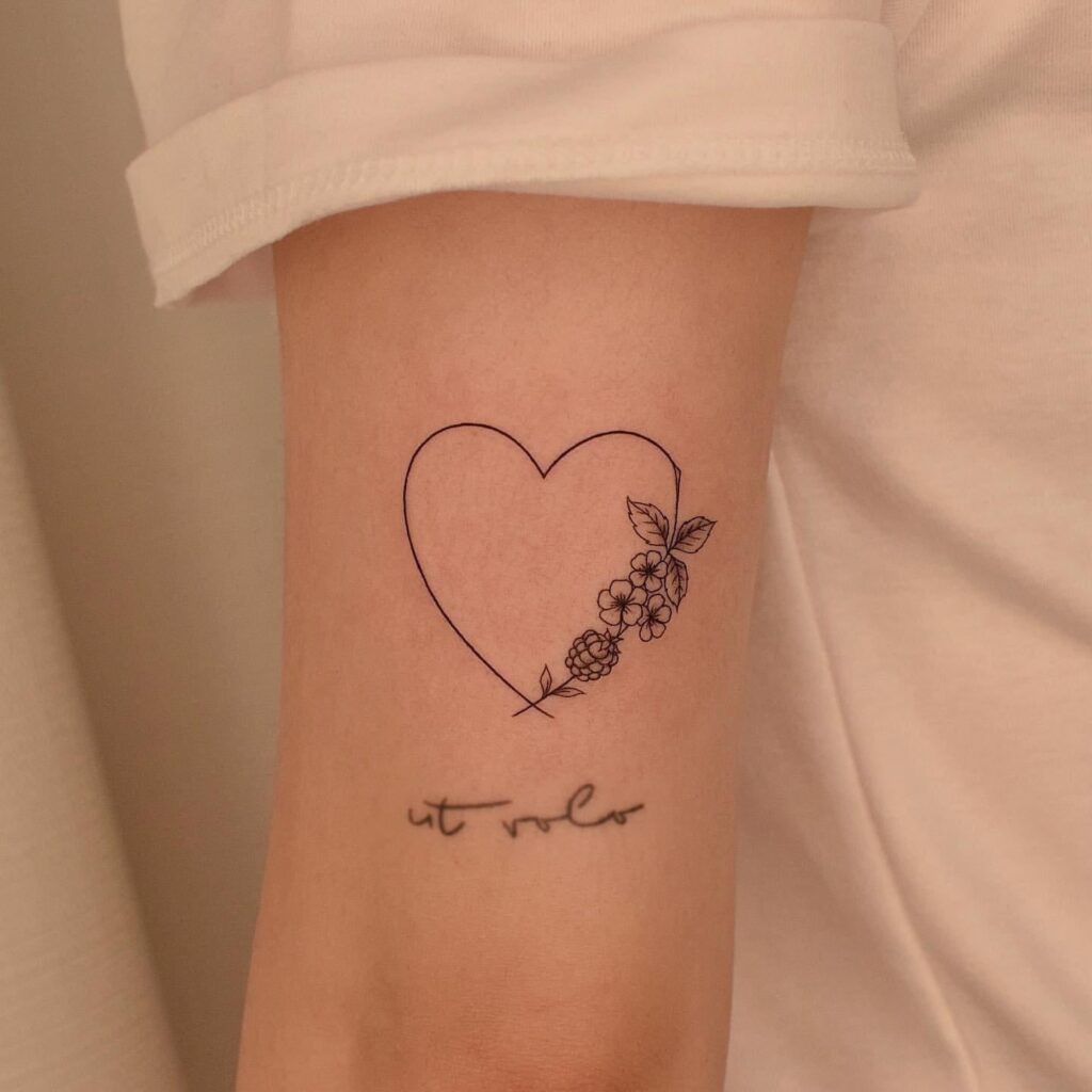 Tatuaggi estetici Bellissimi piccoli tatuaggi minimalisti con un grande cuore Zoom con nome e ramoscelli