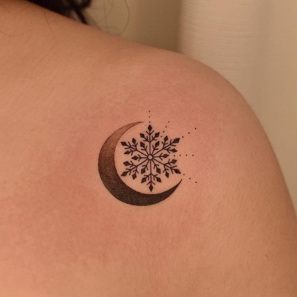 Ästhetische Tattoos. Wunderschöner kleiner Minimalist mit vielen Zoom-Monden und Schneeflocken auf der Schulter