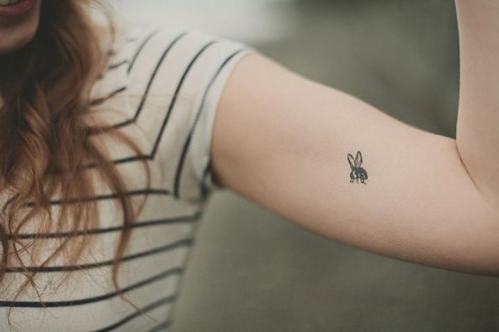 Tatuajes aesthetic super minimalistas abeja en brazo mujer
