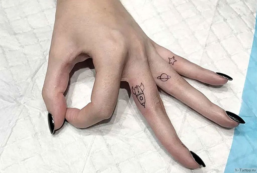 Tatuajes aesthetic super minimalistas astros y cohete en dedos