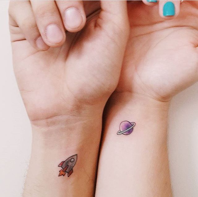 Tatuajes aesthetic super minimalistas cohete y saturno en muneca