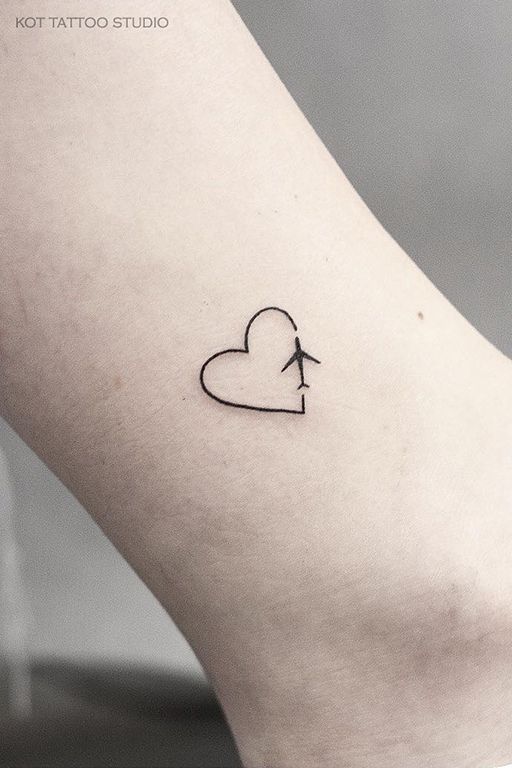 Tatuajes aesthetic super minimalistas corazon y avion en pantorrilla