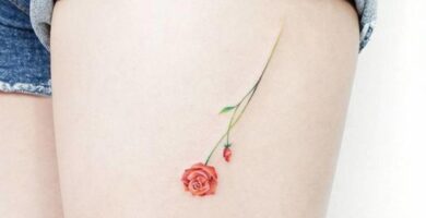 Tatuajes aesthetic super minimalistas delicada rosa roja en muslo mujer