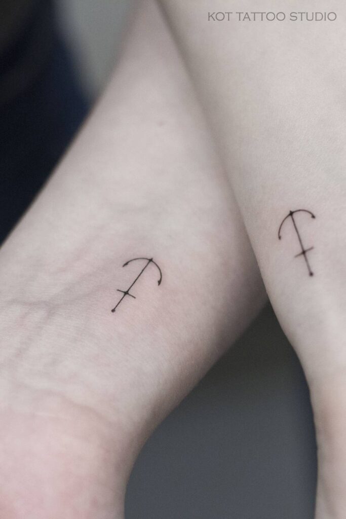 Tatuajes aesthetic super minimalistas dos anclas en ambas munecas