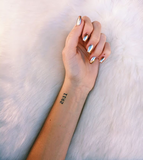 Tatuajes aesthetic super minimalistas dos numeros en muneca 29 11