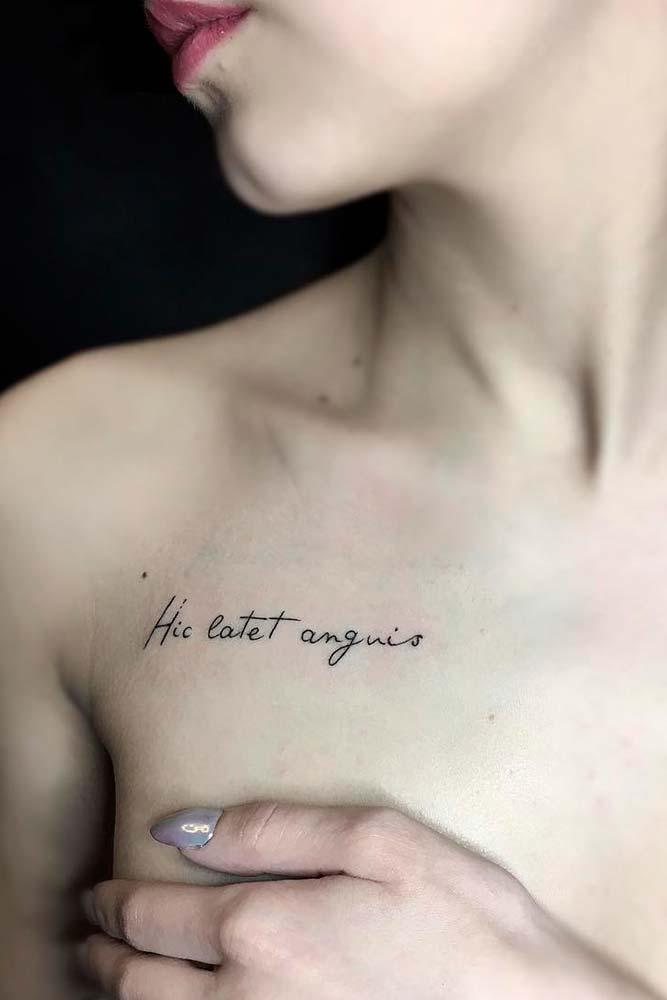 Tatuajes aesthetic super minimalistas inscripcion Hic Latet anguis La serpiente miente en Latin