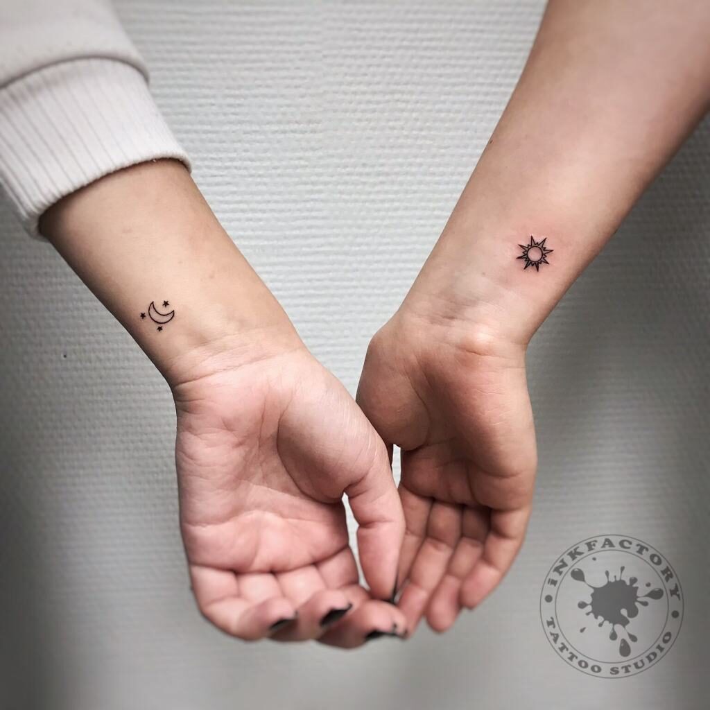Tatuajes aesthetic super minimalistas luna y estrellas e una muneca y sol en otra muneca amigas o hermanas