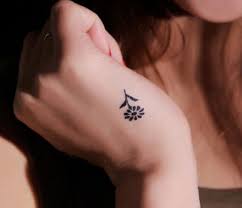 Tatuajes aesthetic super minimalistas pequena flor negra en mano