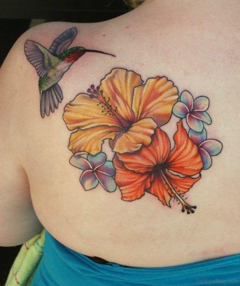Tatuajes bellos para mujeres colibri y flores naranjas y amarillas