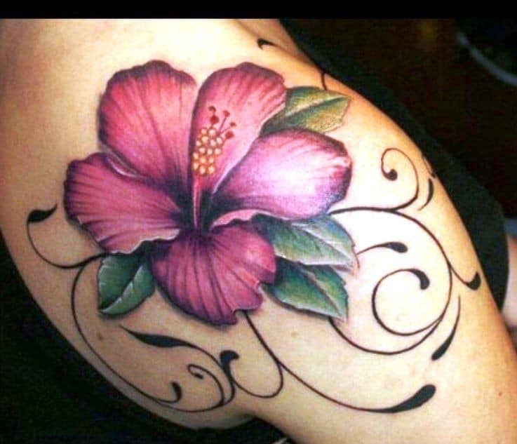 Tatuajes bellos para mujeres detalle de flor fucsia