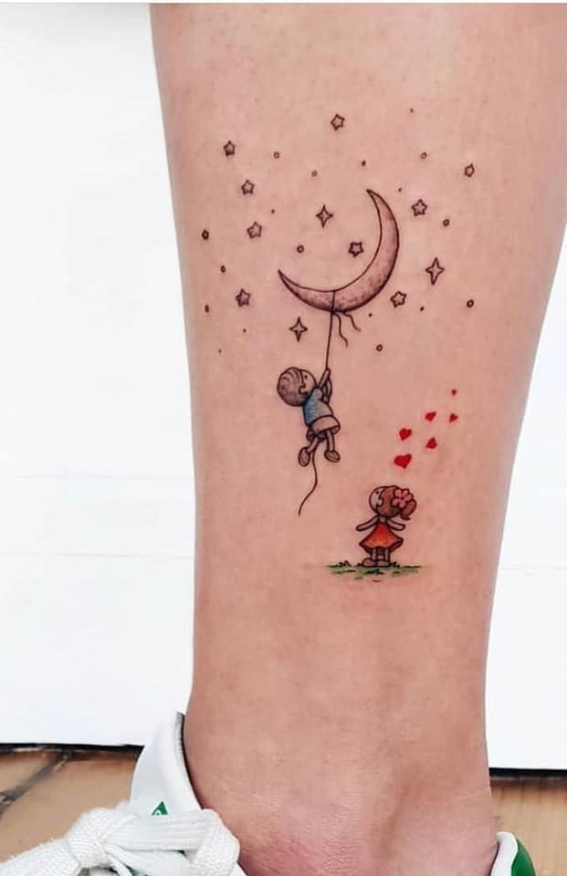 Tatuajes bellos para mujeres nino trepando por una cuerda a la luna y nina mirandolo con corazones y estrellas