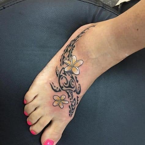 Tatuajes bellos para mujeres patrones en pie con flores blancas