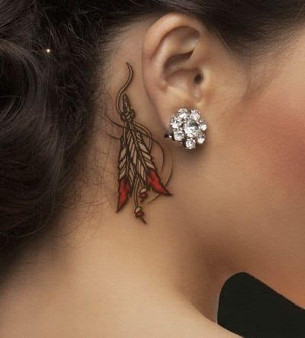 Tatuajes bellos para mujeres pequenas plumas detras de la oreja