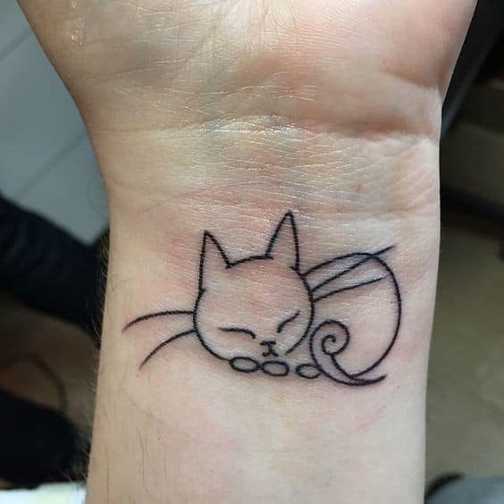 Tatuajes bellos para mujeres silueta de gato en muneca