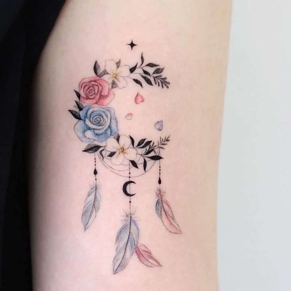 Tatuaggi belli e delicati per donne acchiappasogni con piume e fiori