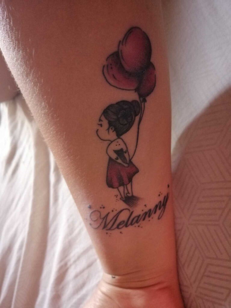 Bellissimi e delicati tatuaggi per donna figlia al polso con palloncini 185