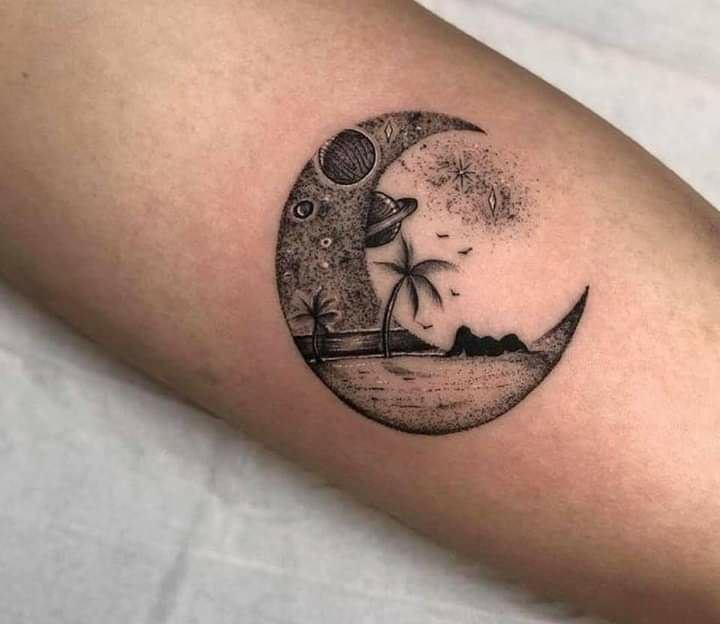 Tatuajes bellos y delicados para mujeres luna y playa en brazo 178