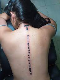 Tatuajes con Letras Romanas a lo largo de toda la columna